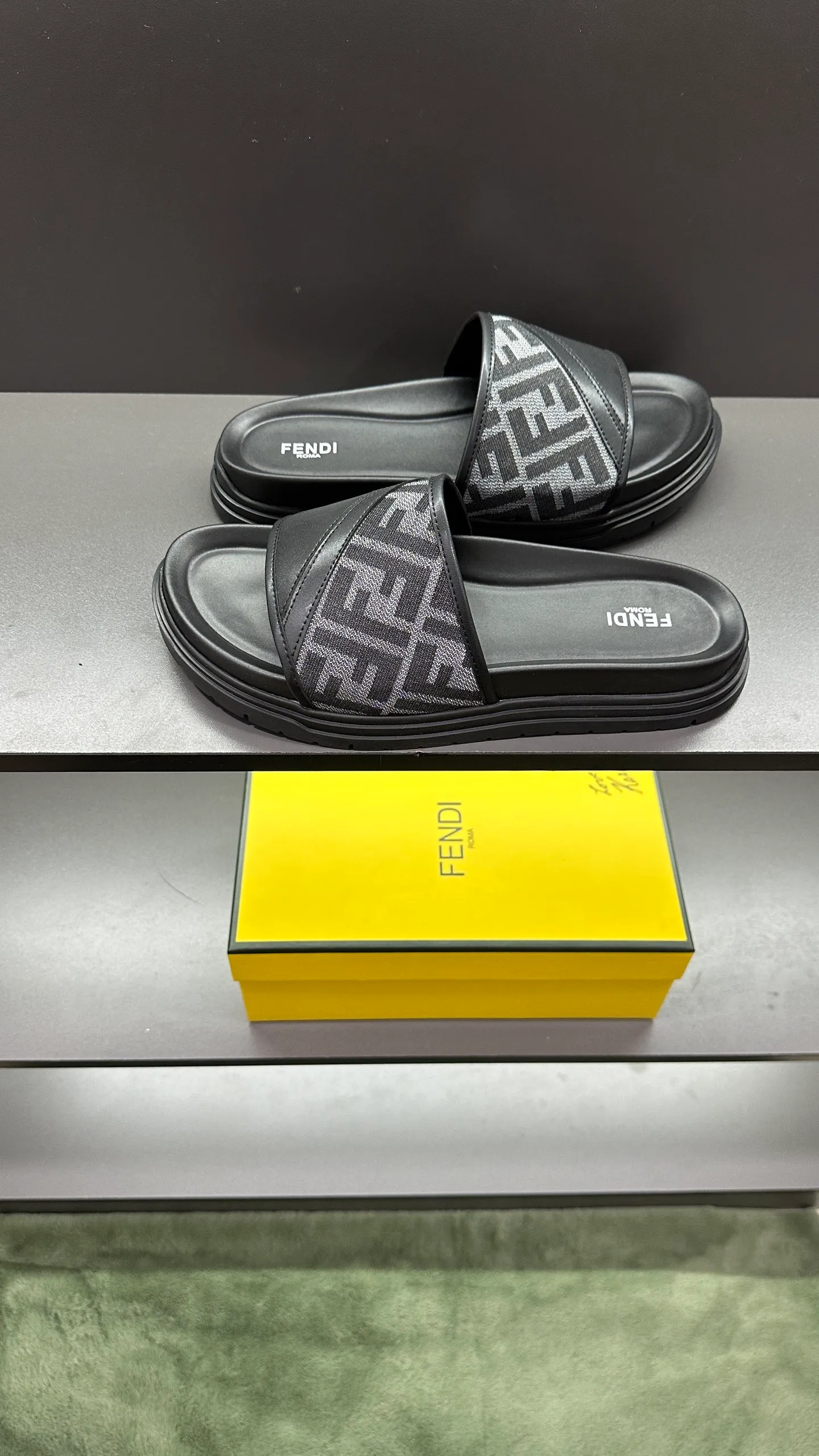 P300 [Fendi Slippers] High-end men's shoes brand, official website 1:1 latest masterpiece: original mold customization, fabrics made of imported original materials, upgraded outsole, lighter and non-slip. The market's top quality, simple yet tasteful, a must-have for fashionistas, fashionable at your feet, full of confidence, the same style at the counter 👍The season of summer slippers is here. Code: 38-45, 46 order
